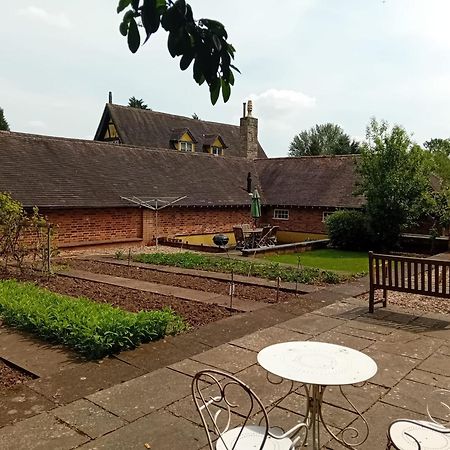 Dovehouse Farm Villa Birmingham Exterior photo